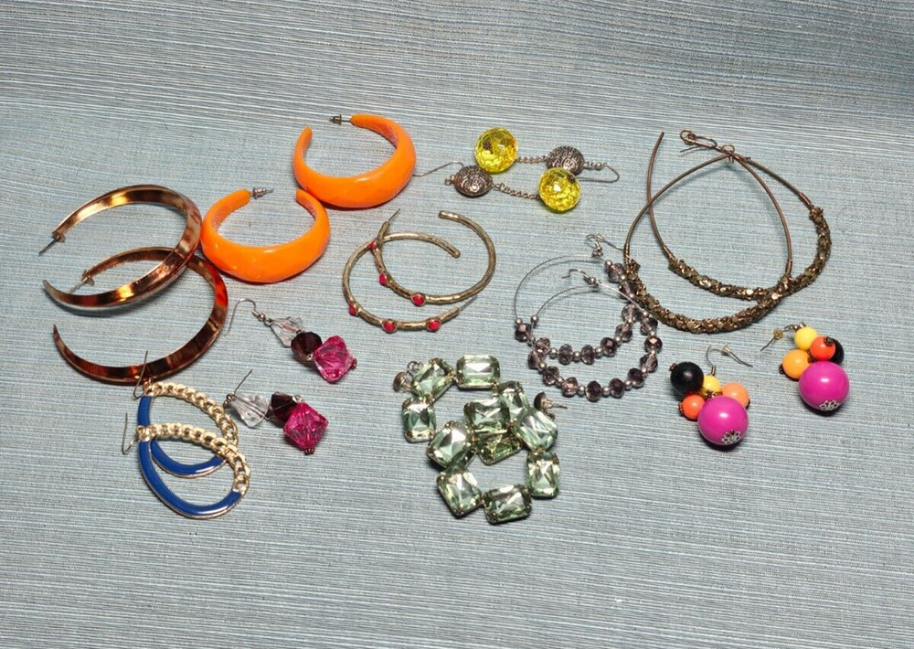 Costume jewelry lot Earrings, bracelets, rings, neclaces, brooches